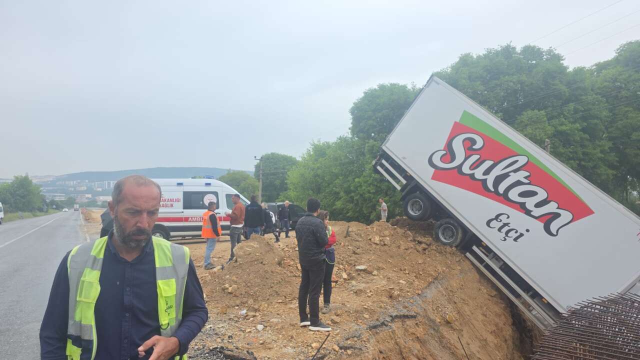 Menteşe'de Korkutan Kaza, TIR Sürücüsü Ölümden Döndü 1
